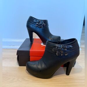 G by GUESS “TIMMY” black booties